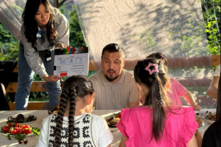 «Жеті гүл» лирикалық комедиясы 2025 жылдың 6-наурызынан бастап көрерменге жол тартады