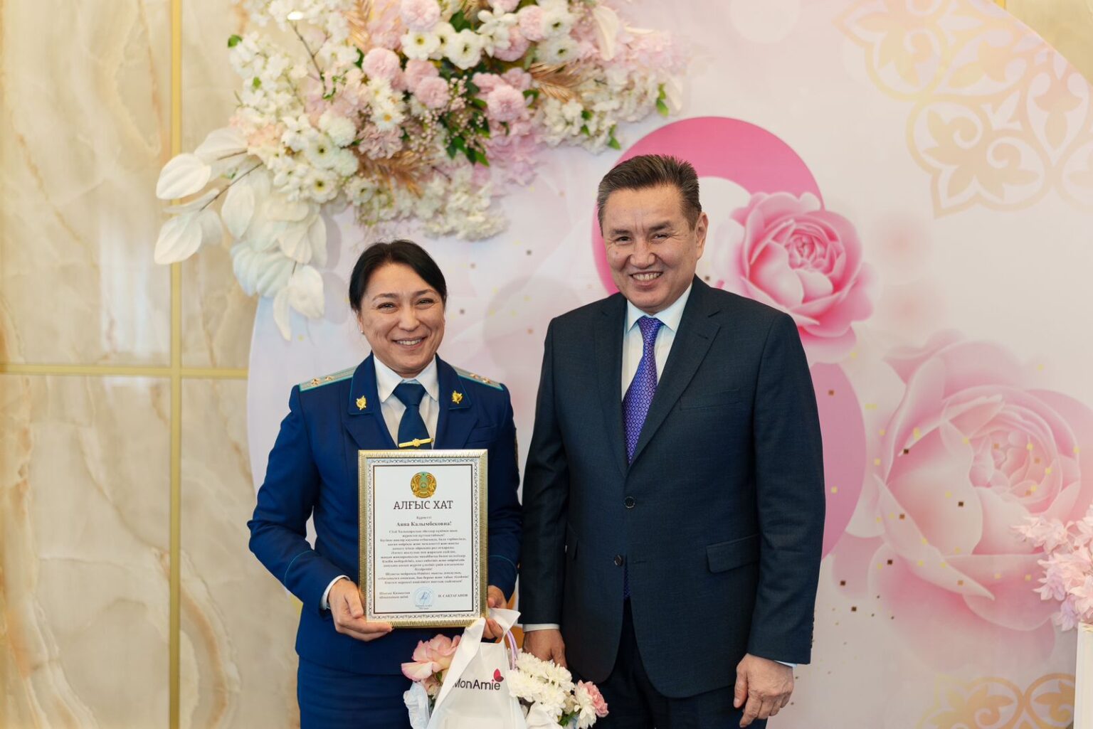 ШҚО әкімі түрлі салада табысқа қол жеткізіп жүрген әйелдермен кездесті