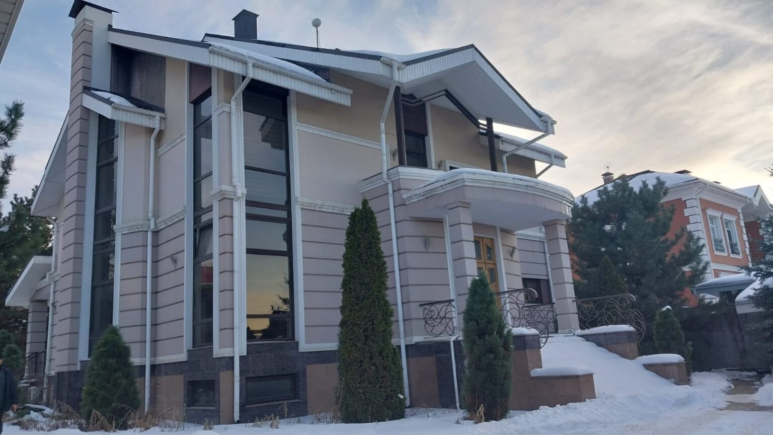 Cағынтаевтың бұрынғы күйеу баласының зәулім сарайы сатылғалы жатыр