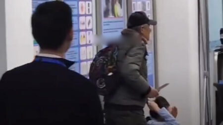 Алматыда әуежай қызметкеріне шабуылдаған кім?