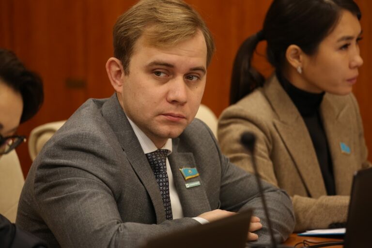 «Бәріміз қазақпыз ғой!» Депутат Шаталов тағы бір мәлімдеме жасады