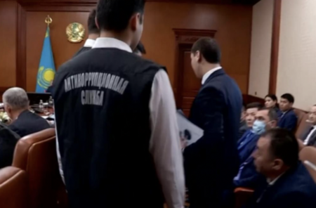 Шымкентте әкімнің жиналысы кезінде ұсталған шенеунікке қандай үкім шықты?