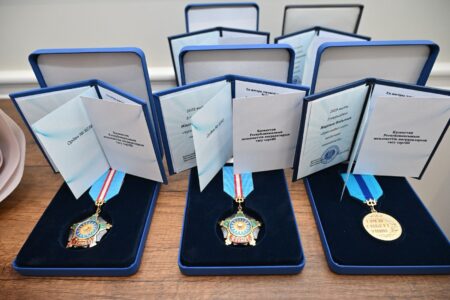 Ерболат Досаев Халықаралық әйелдер күні қарсаңында Президенттің атынан мемлекеттік наградаларды табыс етті