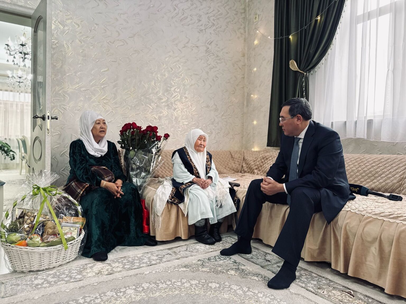 Алматы облысының әкімі 97 жастағы қари әжеге құрмет көрсетті