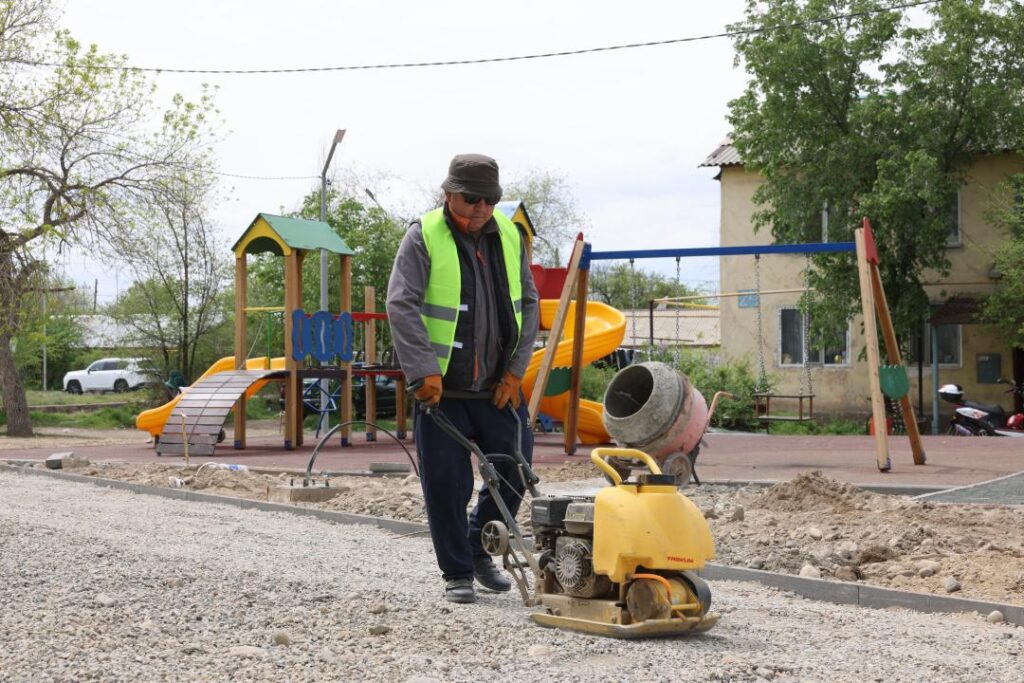 «Ұлан» шағын ауданының аулаларын абаттандыру жұмыстары биыл толық аяқталады