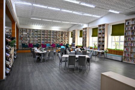 «44 жыл бойы күрделі жөндеу жүргізілмеген». Облыс әкімі Семейдегі театр мен кітапханада болды