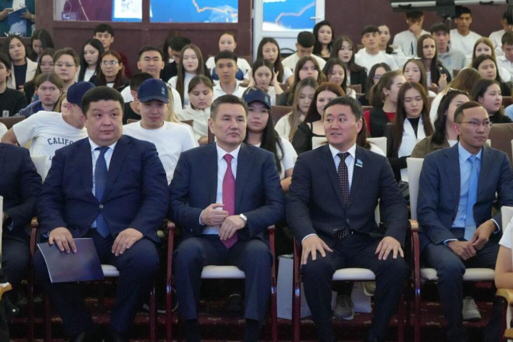 «Жеңіл жолмен ақша табу мүмкін емес» – ШҚО әкімі студенттерге үн қатты