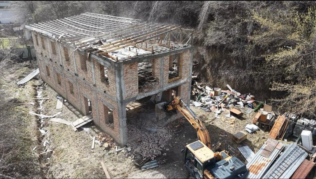 Алматыда сот шешімі бойынша екі қабатты таунхаус бұзылады