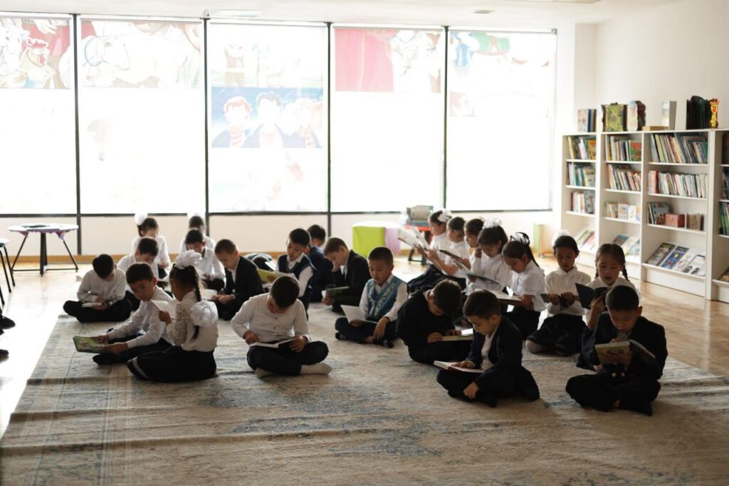 Ұлттық кітап күні аясында Түркістанда жаппай кітап оқу флешмобы өтті