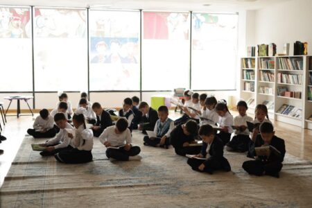 Ұлттық кітап күні аясында Түркістанда жаппай кітап оқу флешмобы өтті