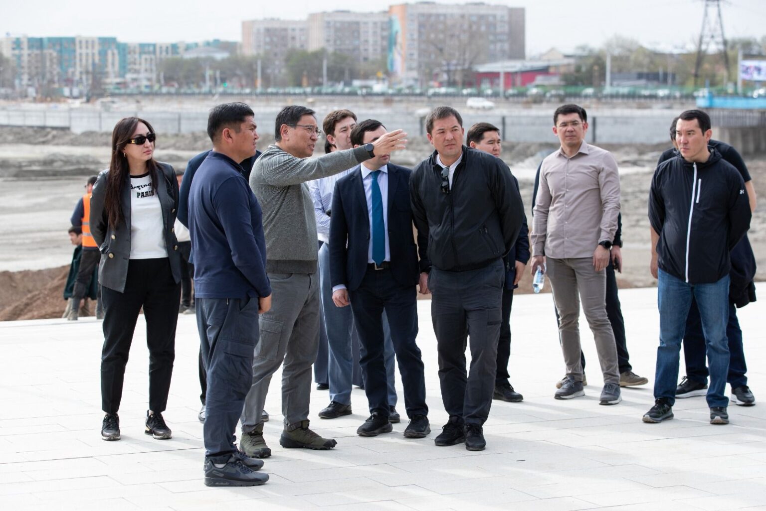 Ерболат Досаев Сайран көлінің айналасын аралап, мердігерлерге нақты тапсырма берді