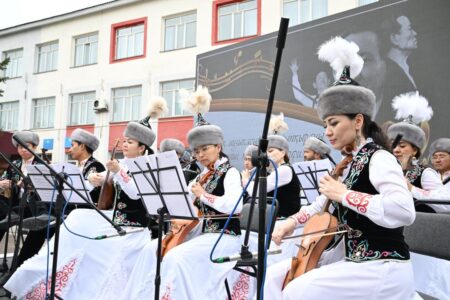 Жетісуда Нұрғиса Тілендиевтің ескерткішіне гүл шоқтары қойылып, еске алу шарасы өткізілді