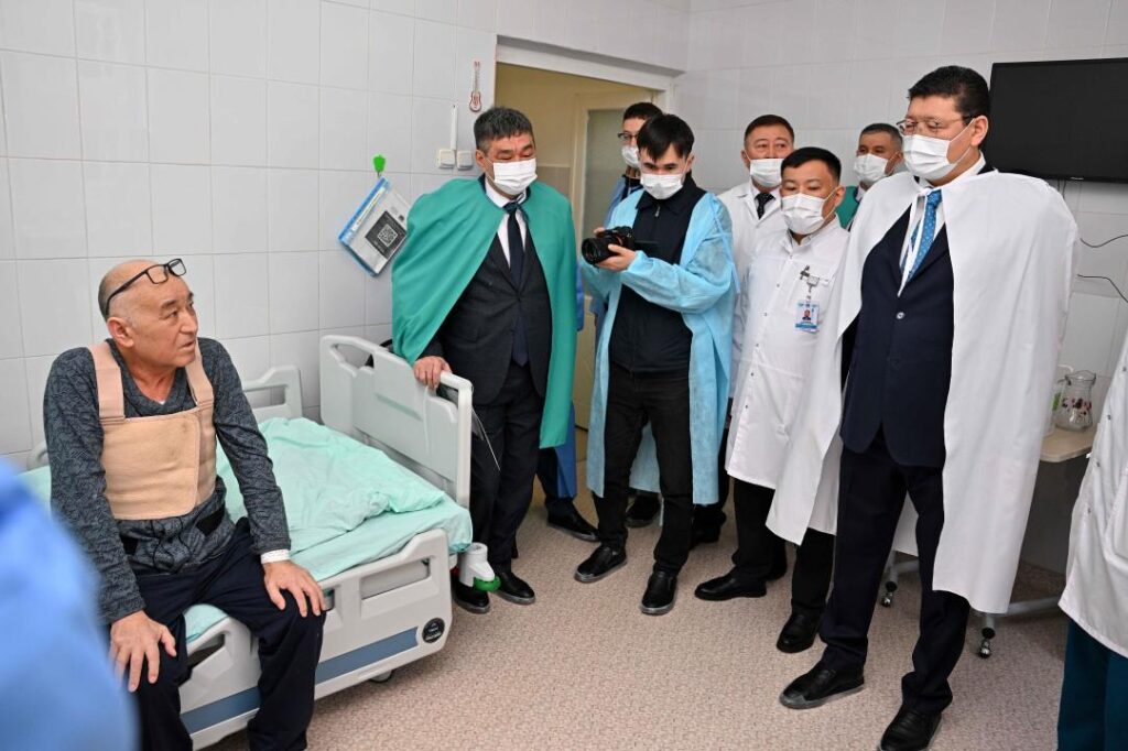«Медицина нысандарын жаңғырту қажет». Берік Уәли Семейдегі ауруханаларды аралады