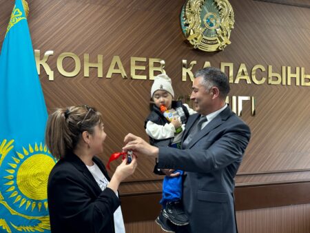 Қонаев қаласында 28 отбасыға пәтер кілттері табысталды
