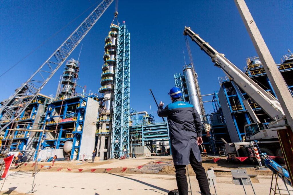 Атырау мұнай химиясын күшейтіп, 3 мың жұмыс орнын құрмақ Мұнай өңдеу алаңы