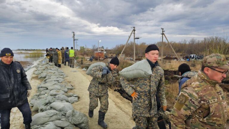 Кызылжар ауданының Тепличное ауылының тұрғындарын эвакуациялап жатыр