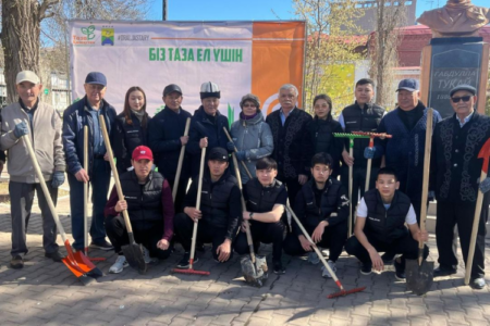 «Таза Қазақстан»: Оралда Ғабдолла Тоқайға арналған ескерткіштің маңы тазартылды