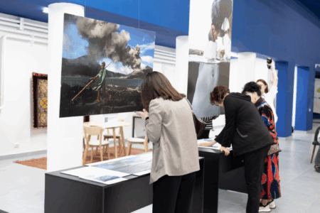 «Көрінбейтін әлем»: Оралда көру қабілеті шектеулі жандарға арналған фотокөрме өтті