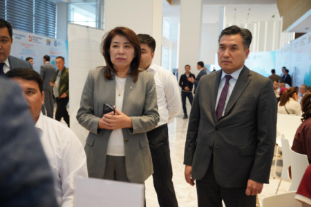 Асқарбек Ертаев Түркістан облысында қоныс аудару жәрмеңкесіне қатысты