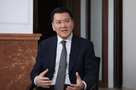 Қазақ тілі құриды деген комплекстен арылу керек — Ерлан Қарин Ерлан Қарин қазақ тілі туралы пікір білдірді.