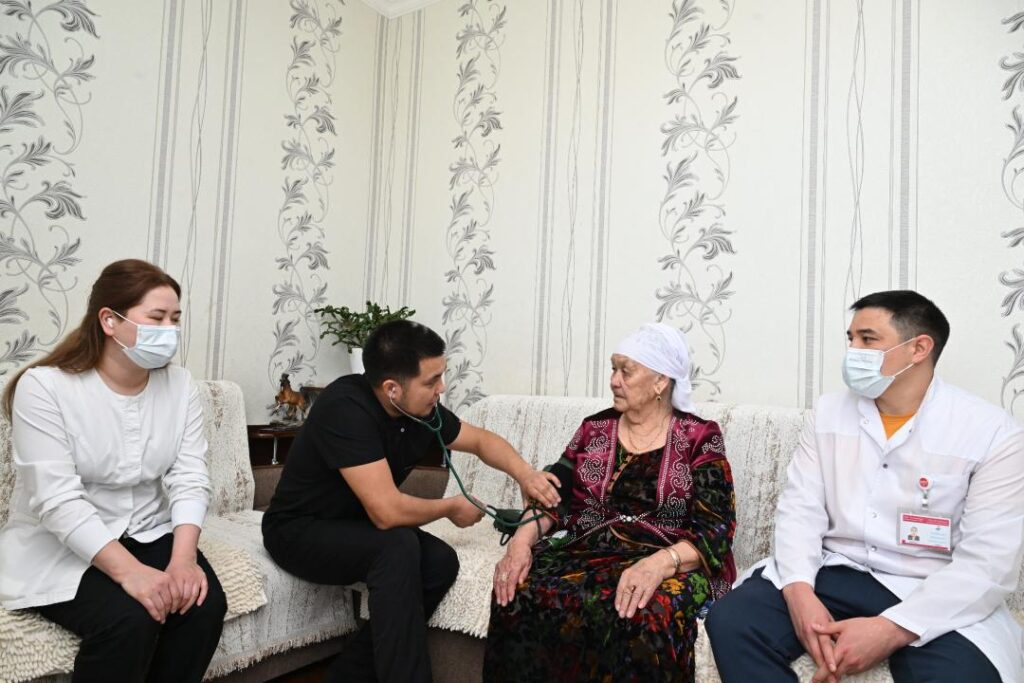 Жетісу облысында денсаулық айлығы аясында 1500 астам тыл ардагеріне дәрігерлер барады