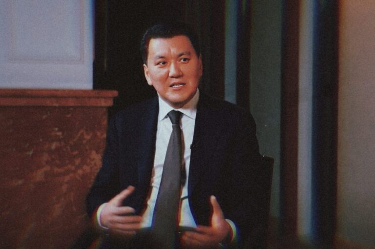 Қазақ тілі құриды деген комплекстен арылу керек — Ерлан Қарин