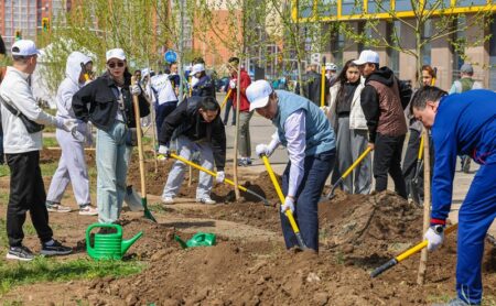 «Бірлік ағашы»: Қазақстан халқының бірлігі күніне орай «AMANAT» партиясы ел аумағында «Таза бейсенбі» экологиялық акциясын өткізді