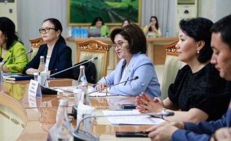 Өскемендегі кездесуде отбасы құндылықтарын еңбек ұжымдары арқылы дәріптеу мәселесі сөз болды