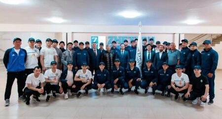 Жетісу университетінің ректоры жеңіс жалауын көтерген жастармен кездесті