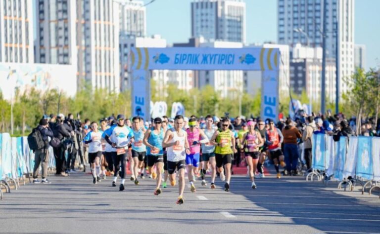 Астанада бірлік пен салауаттылықты ұштастырған мыңдаған адам марафонға шықты