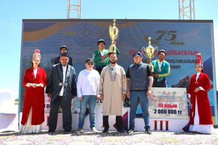 Түркістанда ат спортының ардагері Әбілхан Дауылбаевтың 75 жылдық мерейтойына орай көкпардан турнир өтті