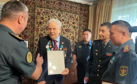 Алматыда әскери қызметшілер соғыс ардагерін 100 жасқа толған мерейтойымен құттықтады