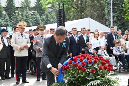 Алматыда Жеңістің 80 жылдығына орай Мәңгілік алауға гүл қою рәсімі өтті