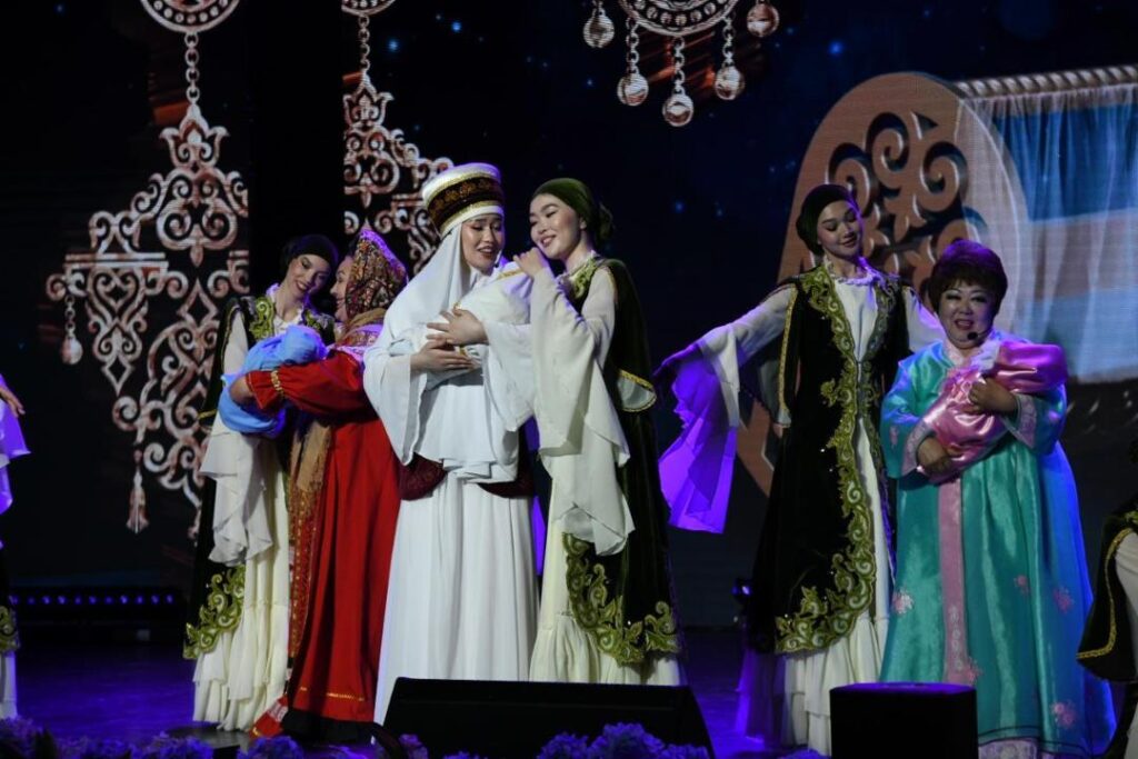 Астанадағы «Жастар» сарайында Қазақстан халқының бірлігі күніне арналған концерт өтіп жатыр