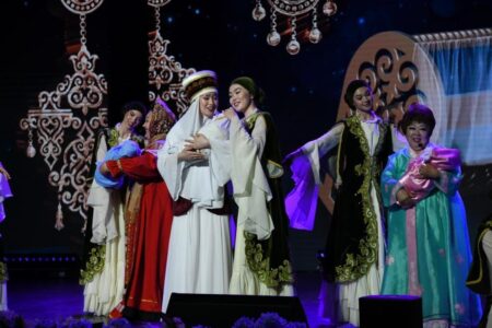 Астанадағы «Жастар» сарайында Қазақстан халқының бірлігі күніне арналған концерт өтіп жатыр