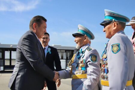 Өскемен әуежайында Жеңіс парадына қатысып қайтқан ардагерлерді салтанатты түрде қарсы алды
