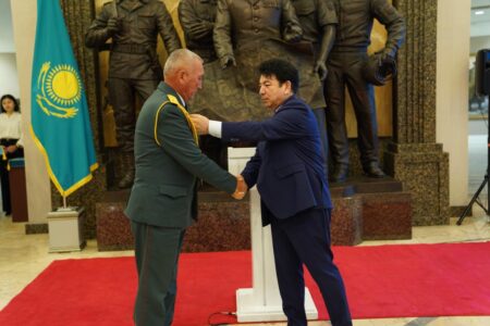 Ғани Бейсембаев алғашқы әскери дайындық мұғалімдеріне ведомстволық награда табыстады