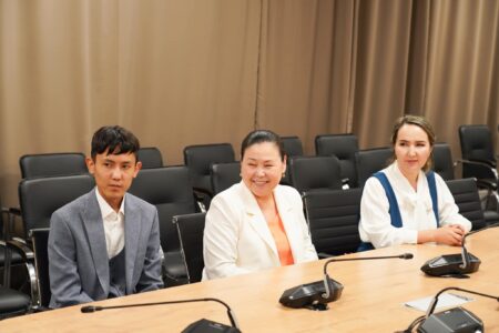 ҰБТ-дан 140 ұпай алған түлек облыс басшылығынан марапат алды