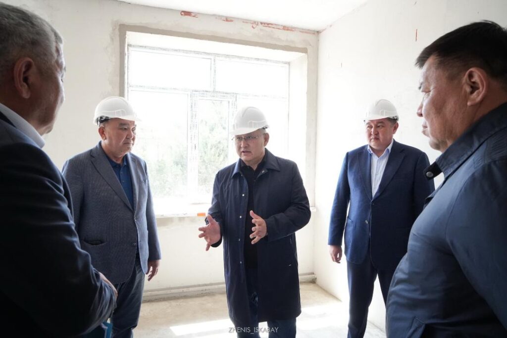 Бейбіт Исабаев Ақсу ауданындағы құрылыс нысандарын аралады