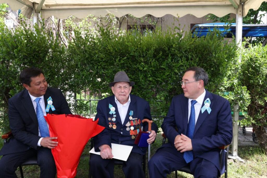 Марат Сұлтанғазиев Жеңістің 80 жылдығымен ардагерлерді құттықтады