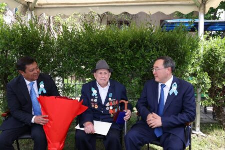 Марат Сұлтанғазиев Жеңістің 80 жылдығымен ардагерлерді құттықтады