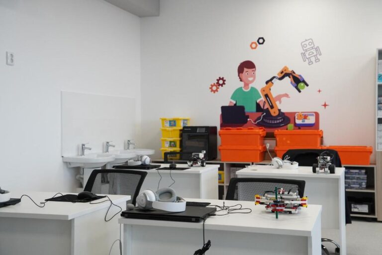 STEM-зертхана, IT-студия: ШҚО-да заманауи мектеп іске қосылды