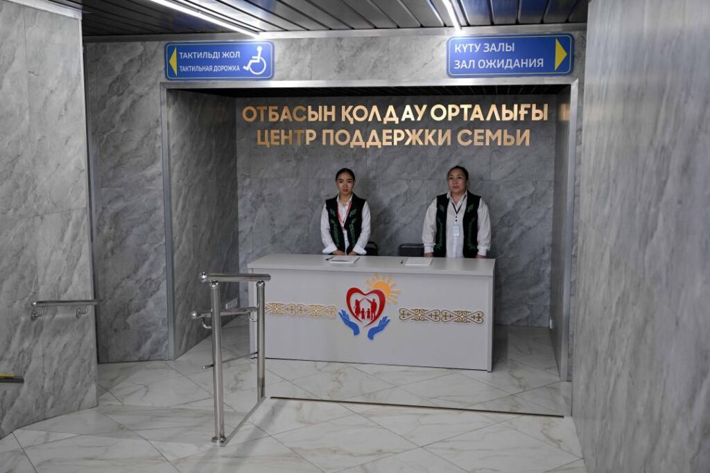 Берік Уәли Семейдегі инклюзивті кітапхана мен отбасы қолдау орталығын аралады