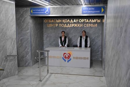 Берік Уәли Семейдегі инклюзивті кітапхана мен отбасы қолдау орталығын аралады