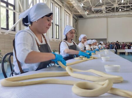 Алматыда Бірлік күніне орай ең ұзын лағман дайындалды