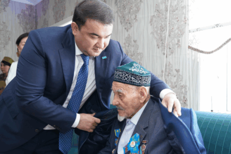 Түркістан облысының әкімі соғыс ардагері Қалмен Мұратовты Жеңіс күнімен құттықтады