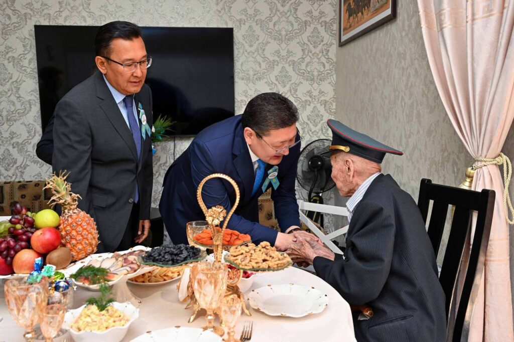 Берік Уәли Семей қаласындағы соғыс ардагерлерін Жеңістің 80 жылдығымен құттықтады