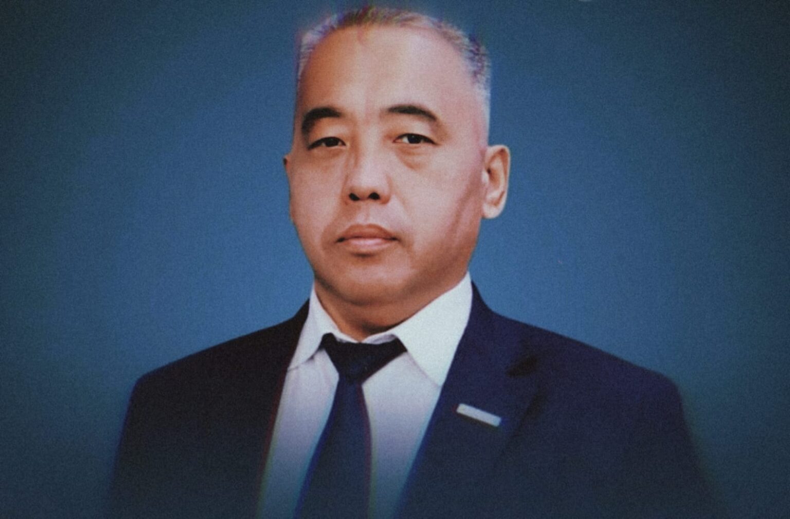 Таразда полицияны сынаған депутатты біреулер тепкілеп кетті