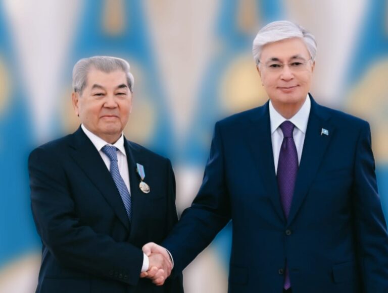 «Назарбаев менің досым емес» деген Сұлтанов Тоқаевтың қолынан орден алды