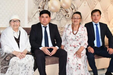 Ордабасы ауданының әкімі тыл ардагерлерді марапаттады